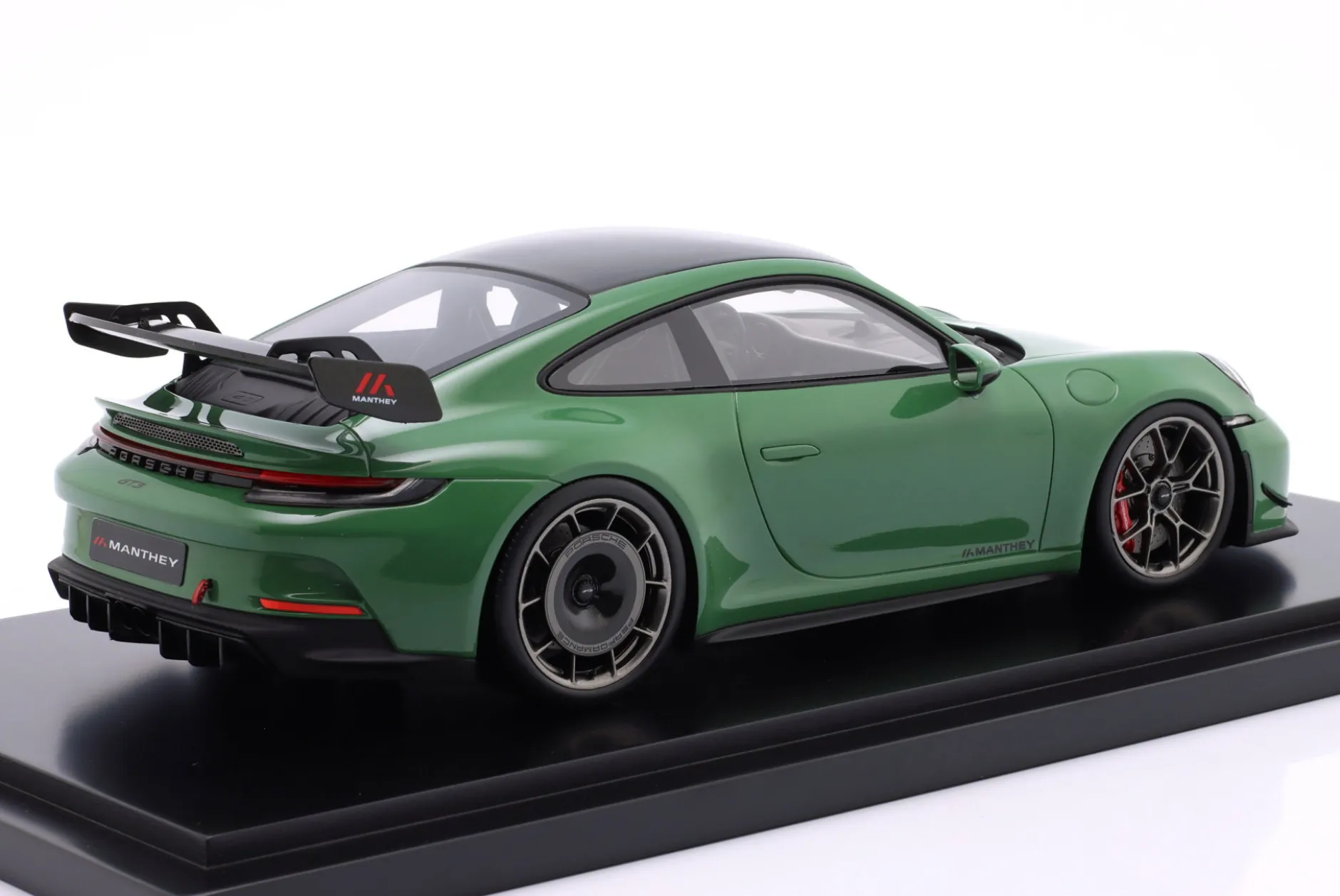 Porsche 911 GT3 (992) Manthey Kit 2024 auratiumgrün 1:18 Spark