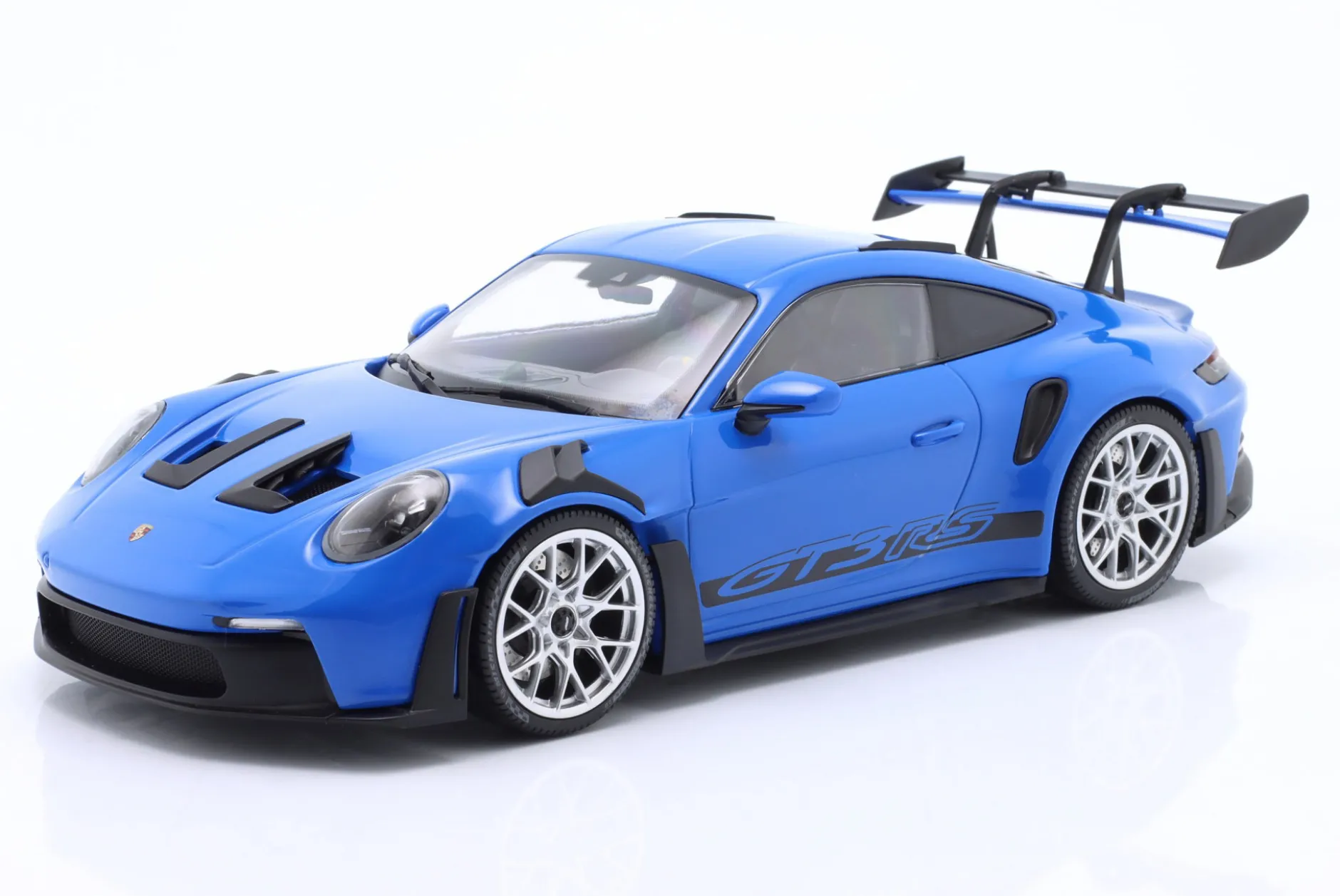 Porsche 911 (992) GT3 RS Baujahr 2023 blau / silberne Felgen 1:18 Minichamps