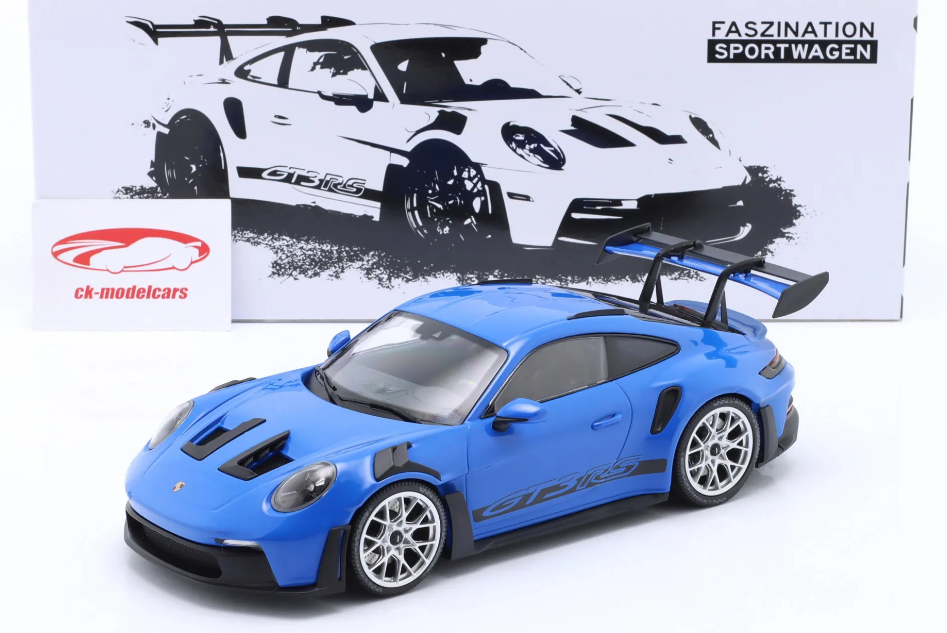 Porsche 911 (992) GT3 RS Baujahr 2023 blau / silberne Felgen 1:18 Minichamps