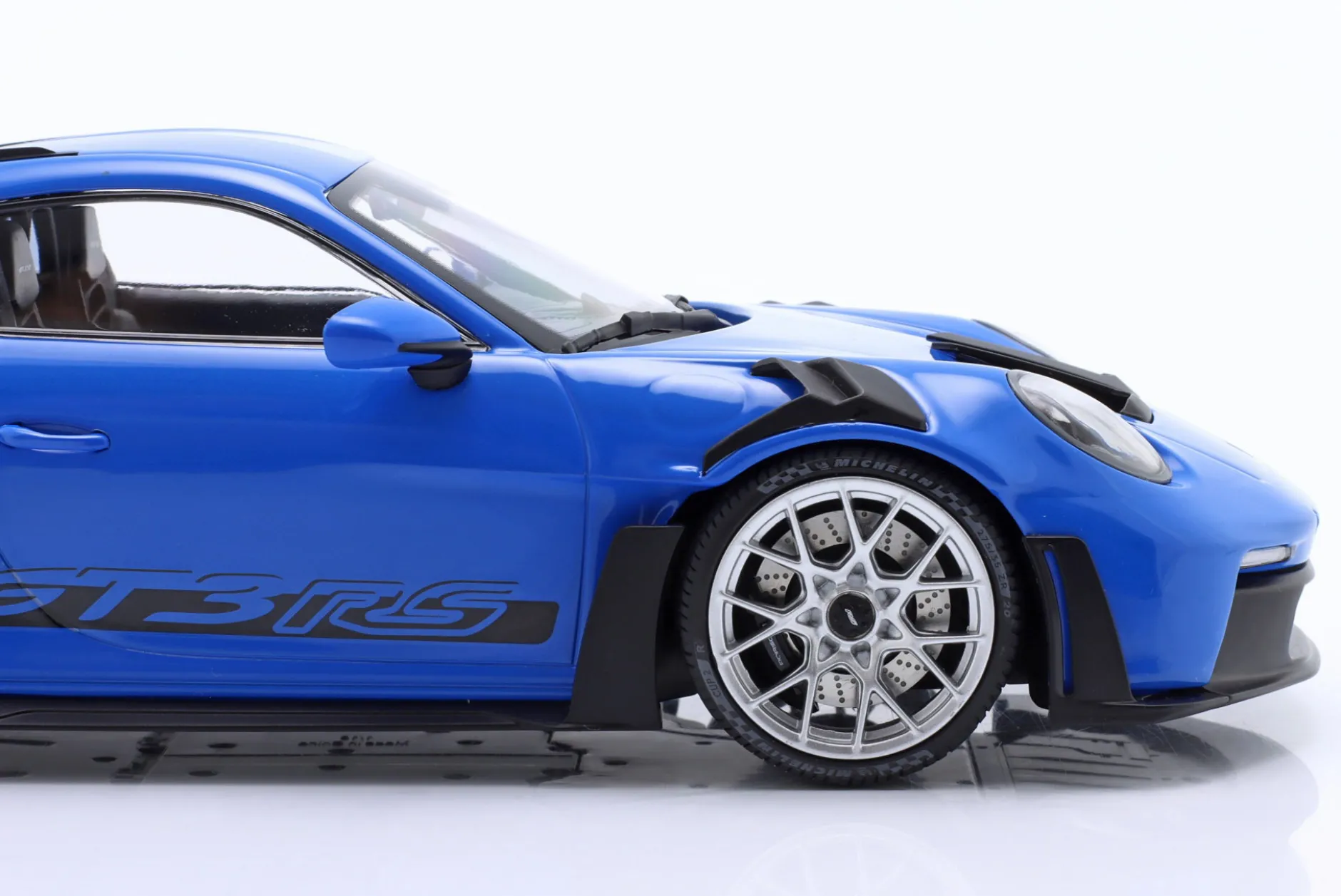 Porsche 911 (992) GT3 RS Baujahr 2023 blau / silberne Felgen 1:18 Minichamps