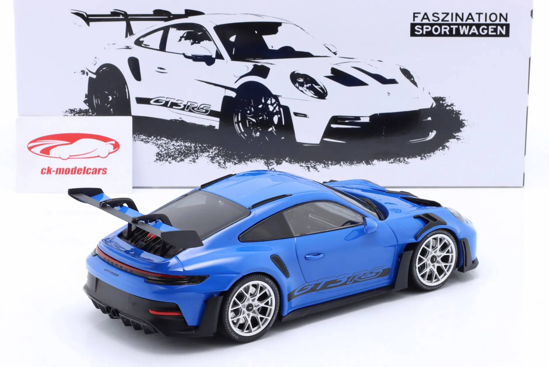 Porsche 911 (992) GT3 RS Baujahr 2023 blau / silberne Felgen 1:18 Minichamps