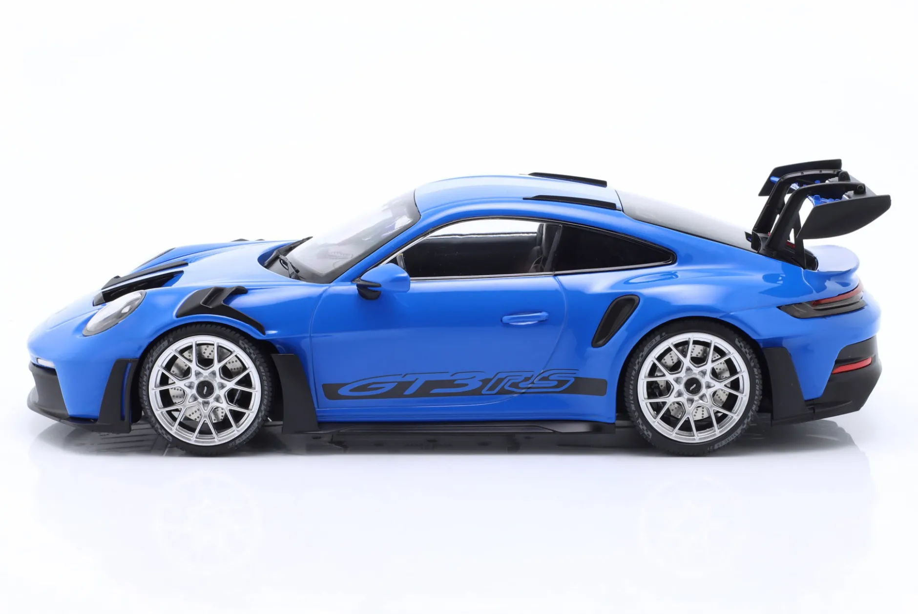 Porsche 911 (992) GT3 RS Baujahr 2023 blau / silberne Felgen 1:18 Minichamps