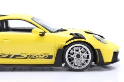 Porsche 911 (992) GT3 RS Baujahr 2023 gelb / silberne Felgen 1:18 Minichamps