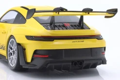 Porsche 911 (992) GT3 RS Baujahr 2023 gelb / silberne Felgen 1:18 Minichamps