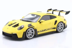 Porsche 911 (992) GT3 RS Baujahr 2023 gelb / silberne Felgen 1:18 Minichamps