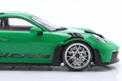 Porsche 911 (992) GT3 RS Baujahr 2023 grün / silberne Felgen 1:18 Minichamps