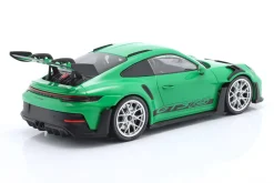 Porsche 911 (992) GT3 RS Baujahr 2023 grün / silberne Felgen 1:18 Minichamps