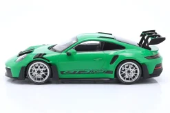 Porsche 911 (992) GT3 RS Baujahr 2023 grün / silberne Felgen 1:18 Minichamps