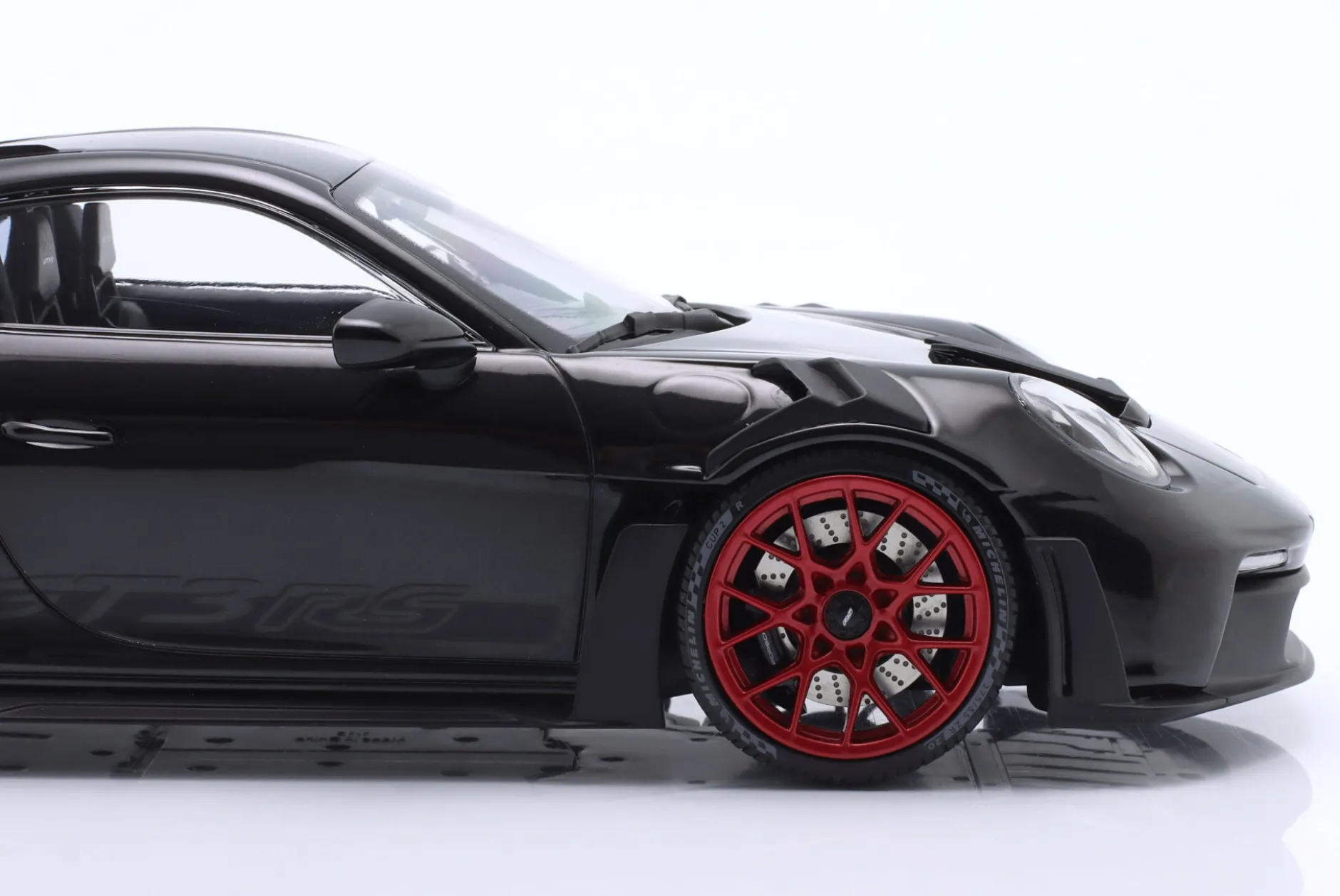 Porsche 911 (992) GT3 RS Baujahr 2023 schwarz / rote Felgen 1:18 Minichamps
