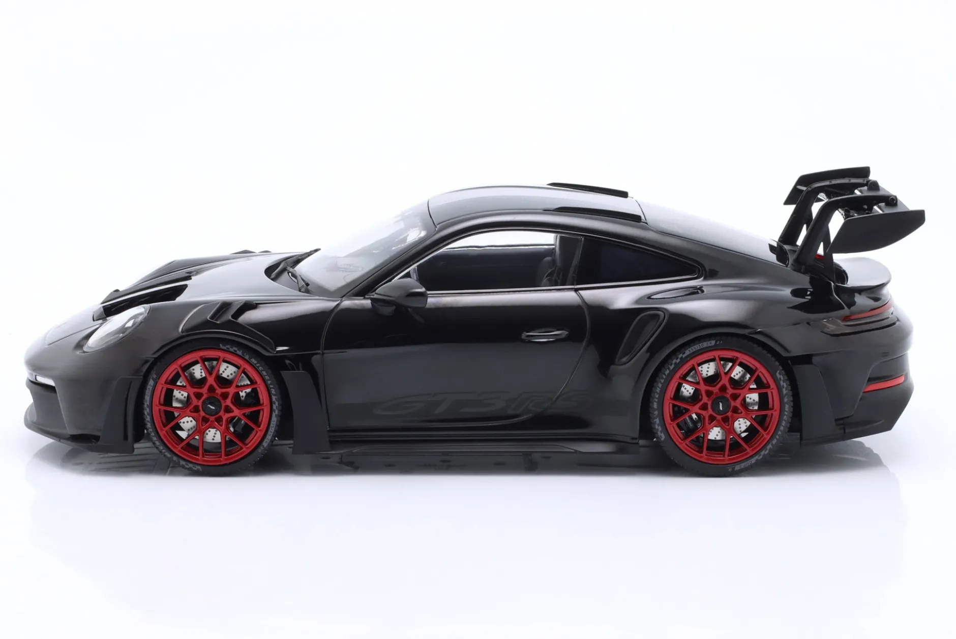 Porsche 911 (992) GT3 RS Baujahr 2023 schwarz / rote Felgen 1:18 Minichamps