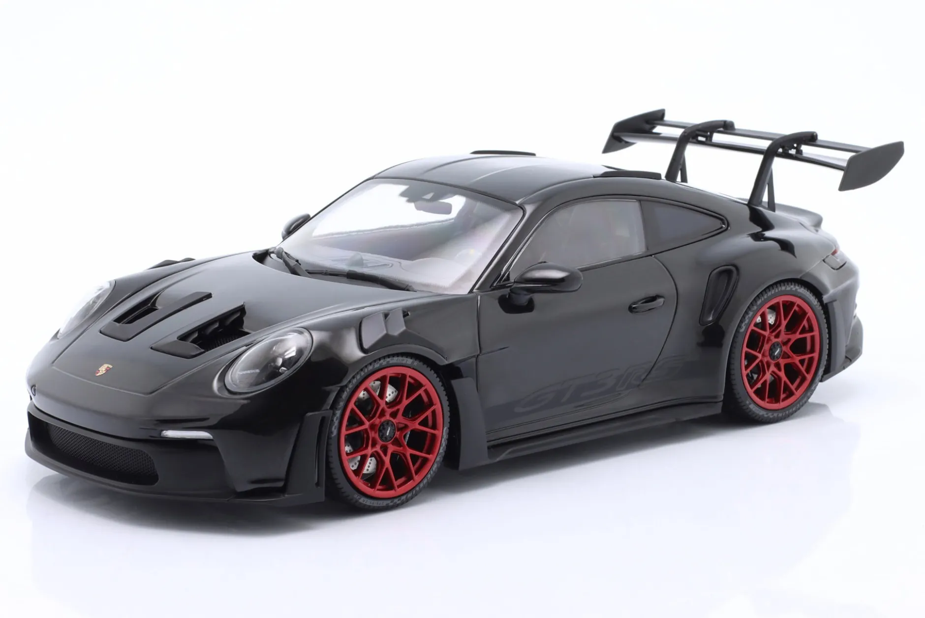 Porsche 911 (992) GT3 RS Baujahr 2023 schwarz / rote Felgen 1:18 Minichamps