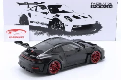 Porsche 911 (992) GT3 RS Baujahr 2023 schwarz / rote Felgen 1:18 Minichamps