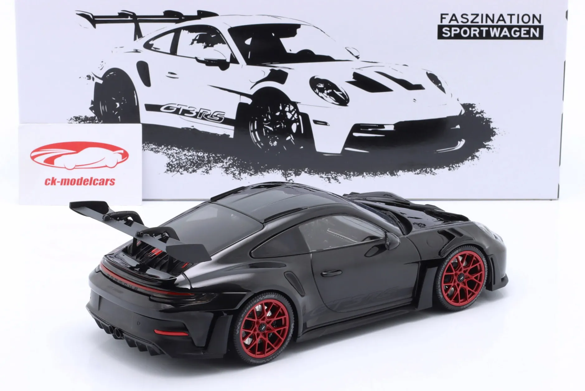 Porsche 911 (992) GT3 RS Baujahr 2023 schwarz / rote Felgen 1:18 Minichamps