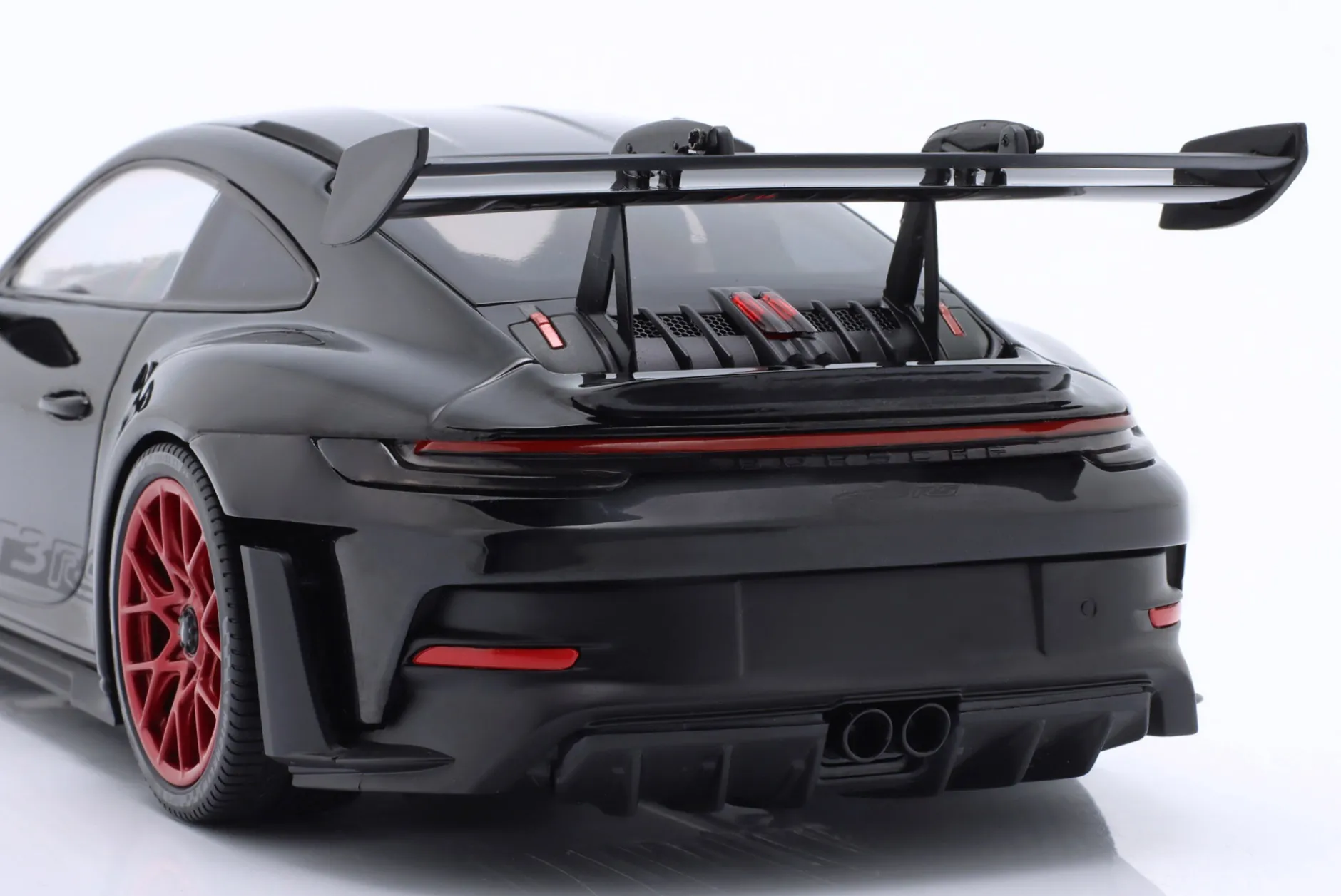 Porsche 911 (992) GT3 RS Baujahr 2023 schwarz / rote Felgen 1:18 Minichamps