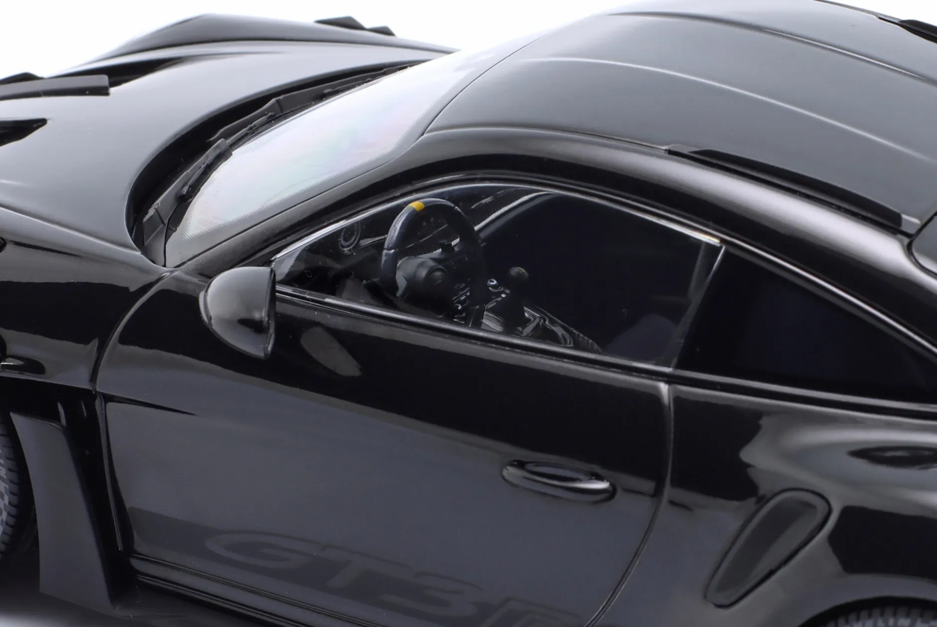 Porsche 911 (992) GT3 RS Baujahr 2023 schwarz / rote Felgen 1:18 Minichamps