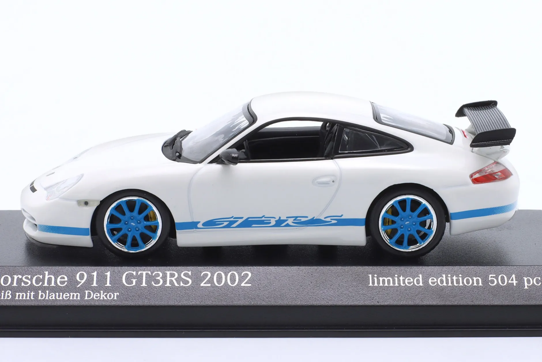 Porsche 911 (996) GT3 RS Baujahr 2002 weiß / blaue Felgen 1:43 Minichamps