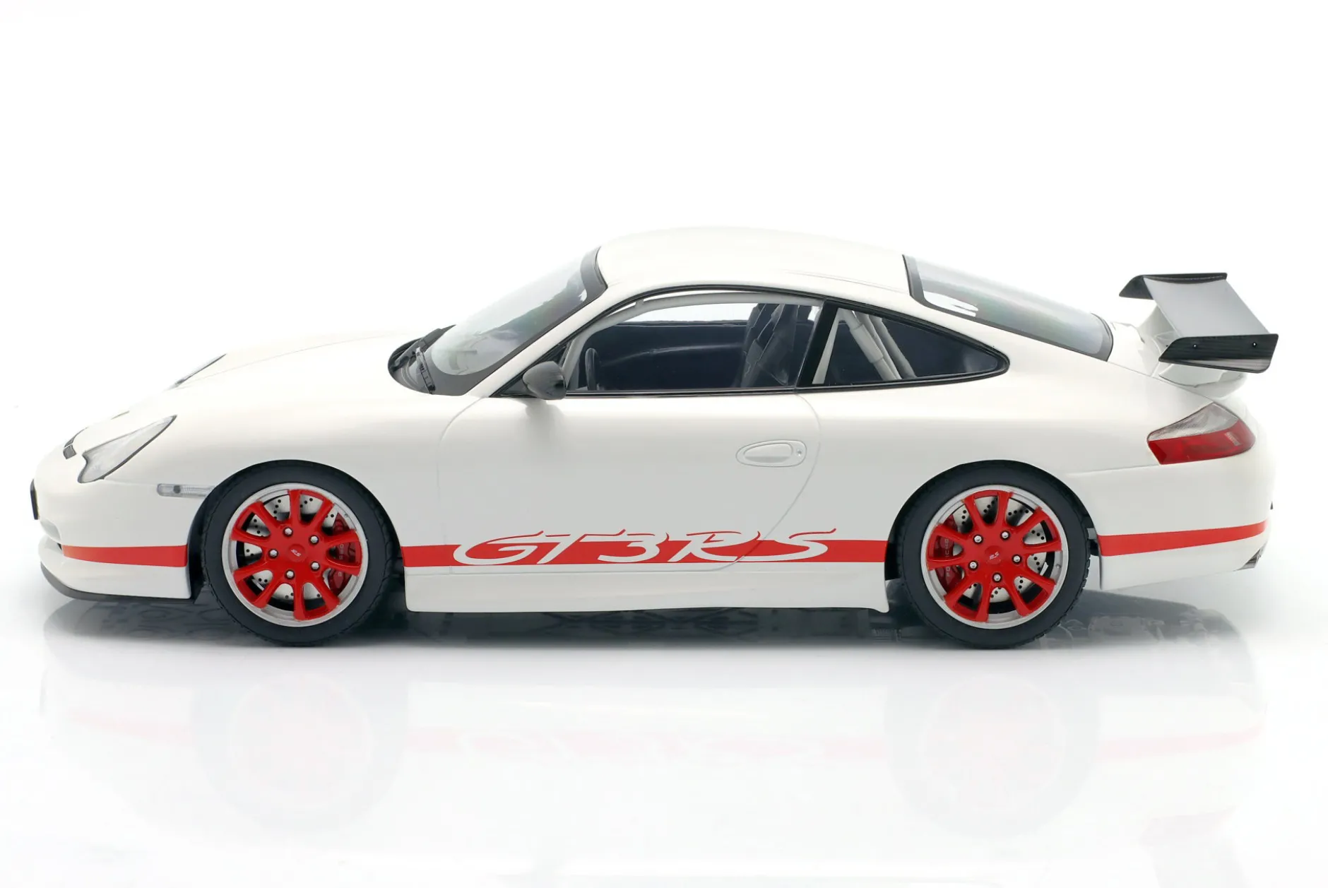 Porsche 911 (996) GT3 RS Baujahr 2002 weiß / rot 1:18 Minichamps