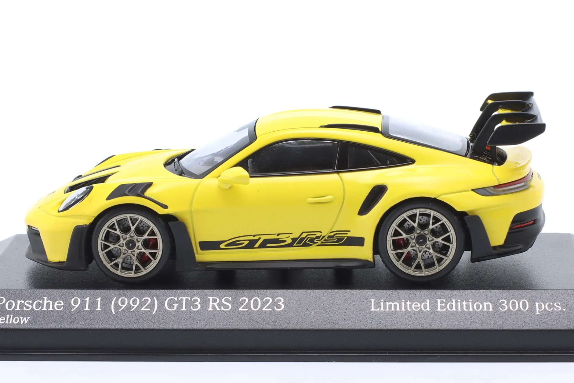 Porsche 911 (992) GT3 RS 2023 gelb / goldene Felgen 1:43 Minichamps