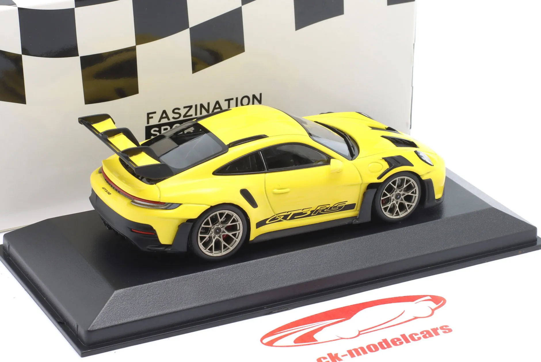 Porsche 911 (992) GT3 RS 2023 gelb / goldene Felgen 1:43 Minichamps