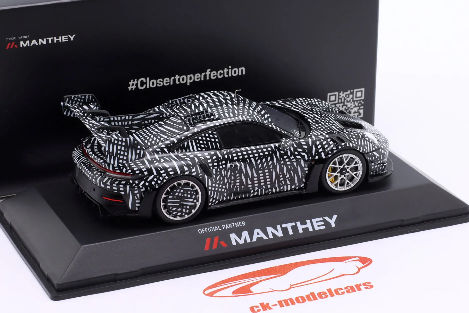 Porsche 911 (992) GT3 RS Manthey Kit 2024 schwarz / weiß 1:43 Spark
