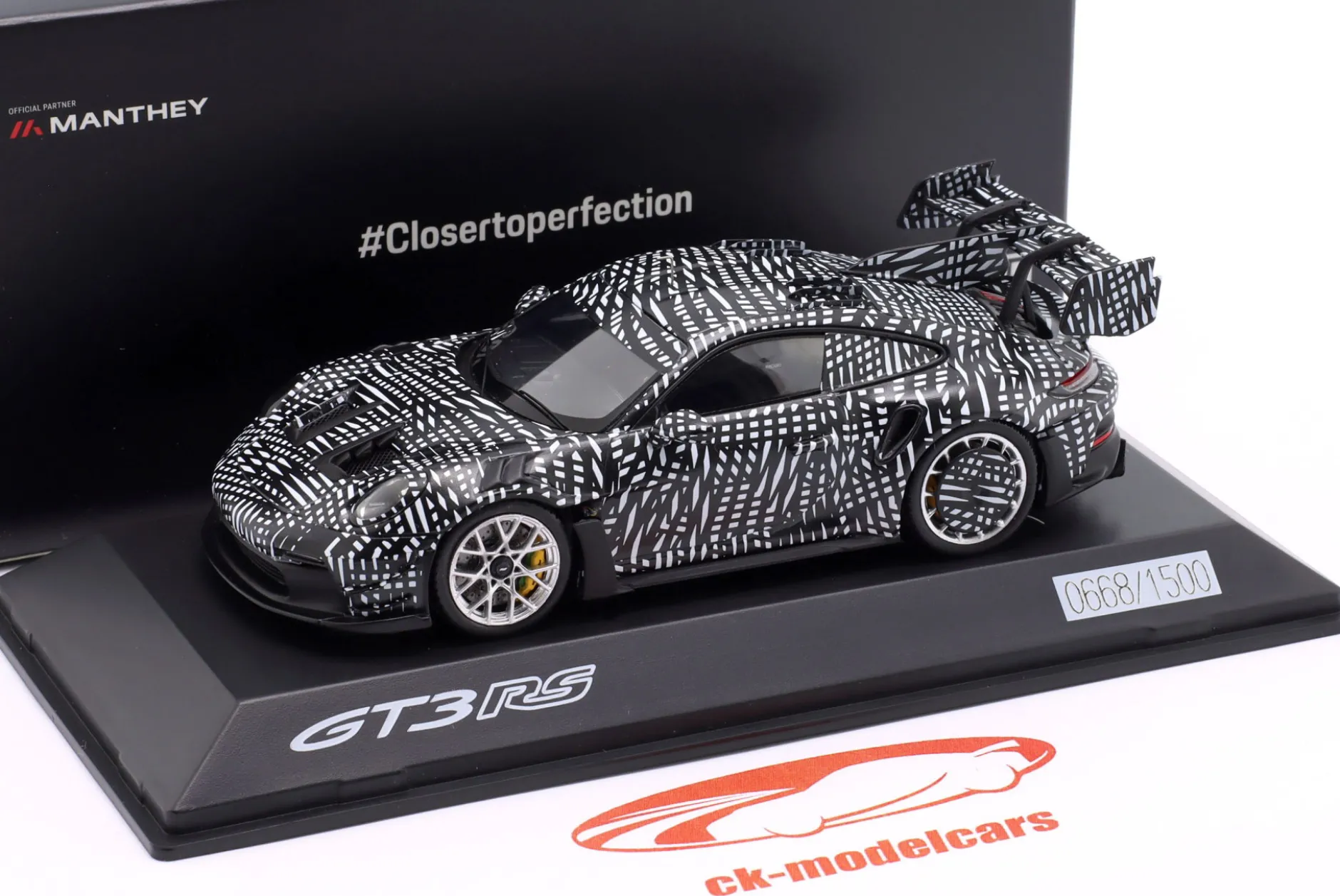 Porsche 911 (992) GT3 RS Manthey Kit 2024 schwarz / weiß 1:43 Spark