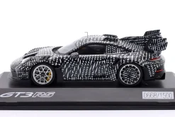 Porsche 911 (992) GT3 RS Manthey Kit 2024 schwarz / weiß 1:43 Spark