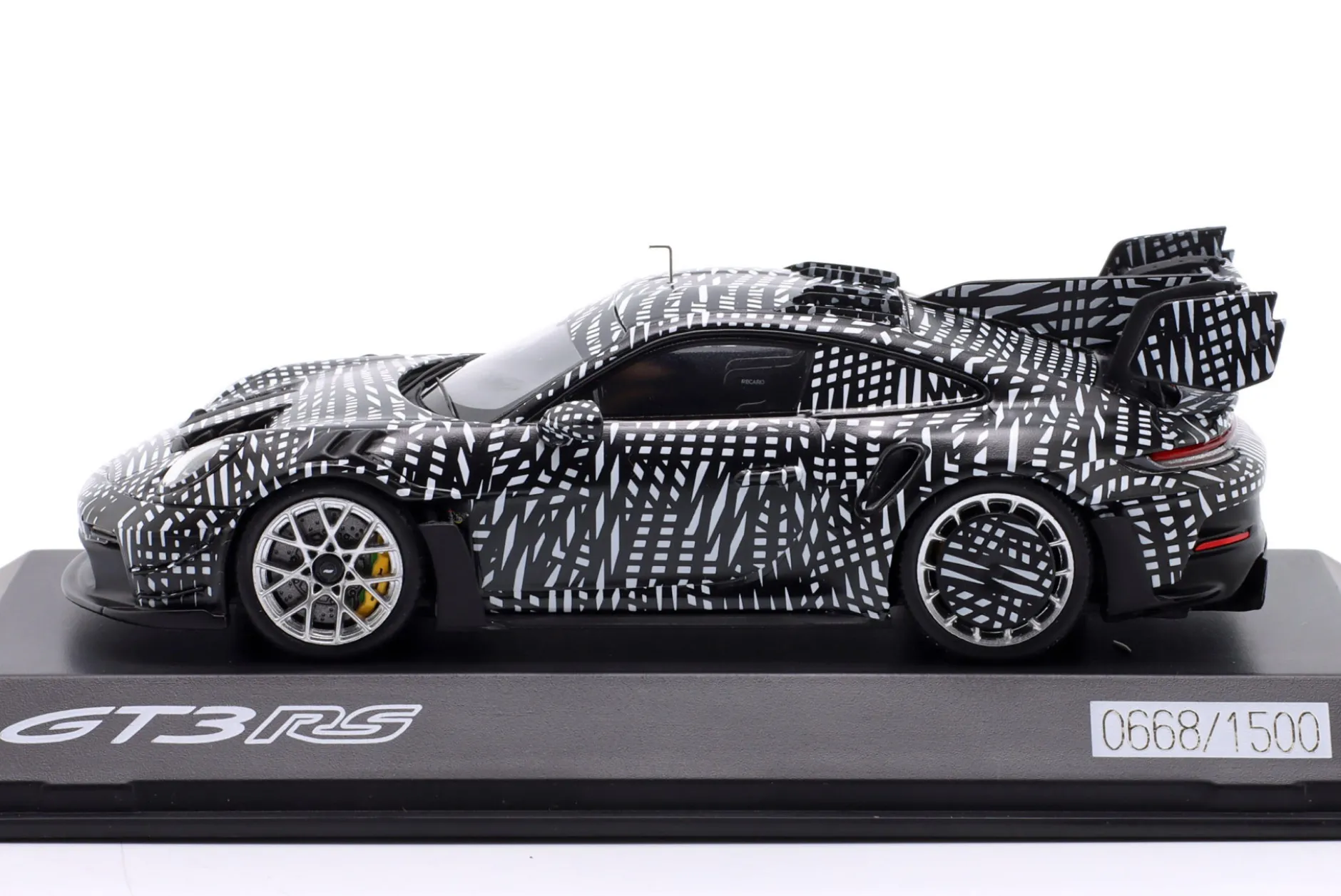 Porsche 911 (992) GT3 RS Manthey Kit 2024 schwarz / weiß 1:43 Spark