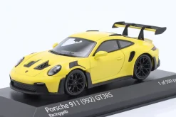Porsche 911 (992) GT3 RS 2023 racing gelb / schwarze Felgen 1:43 Minichamps
