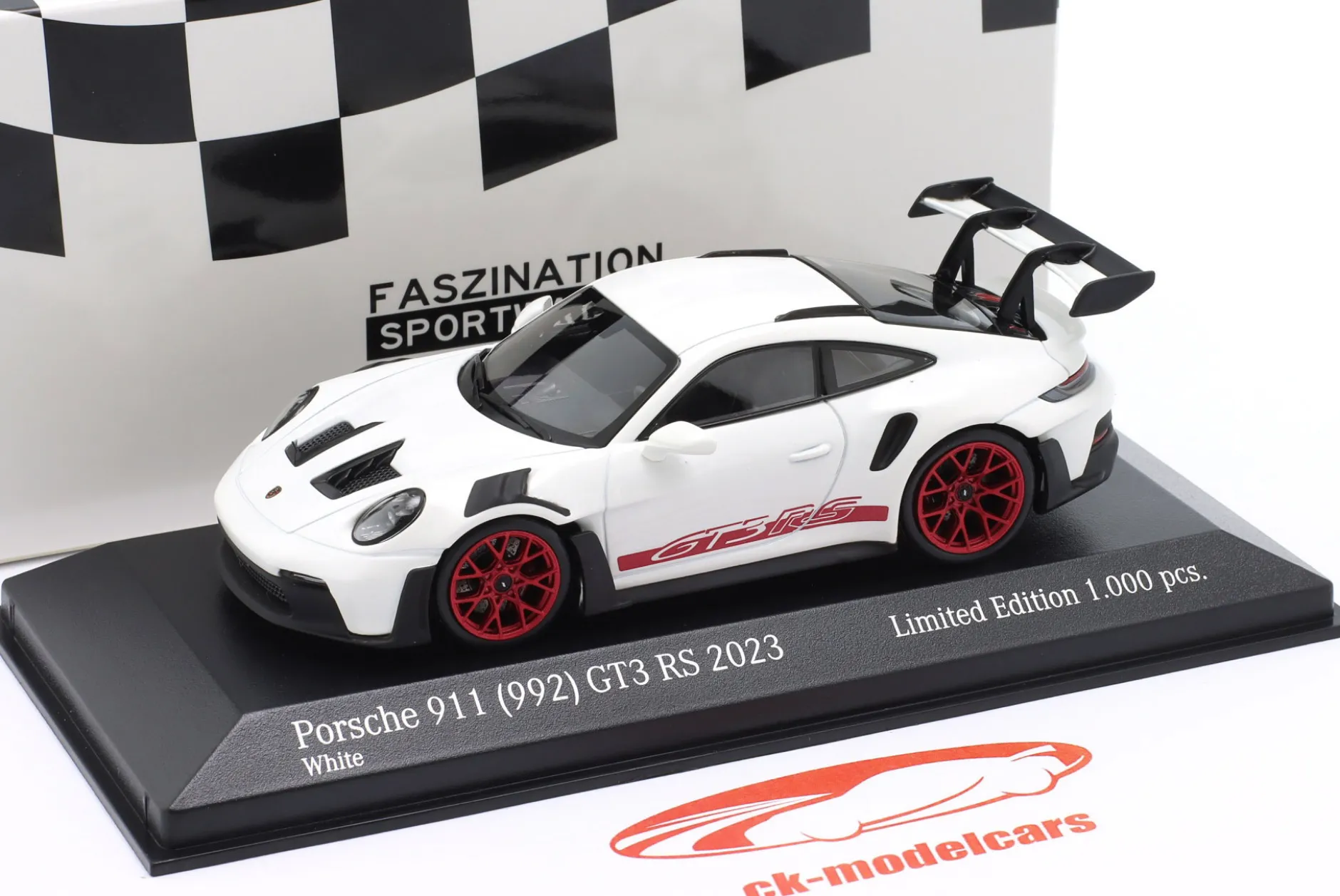 Porsche 911 (992) GT3 RS 2023 weiß / rote Felgen & Dekor 1:43 Minichamps