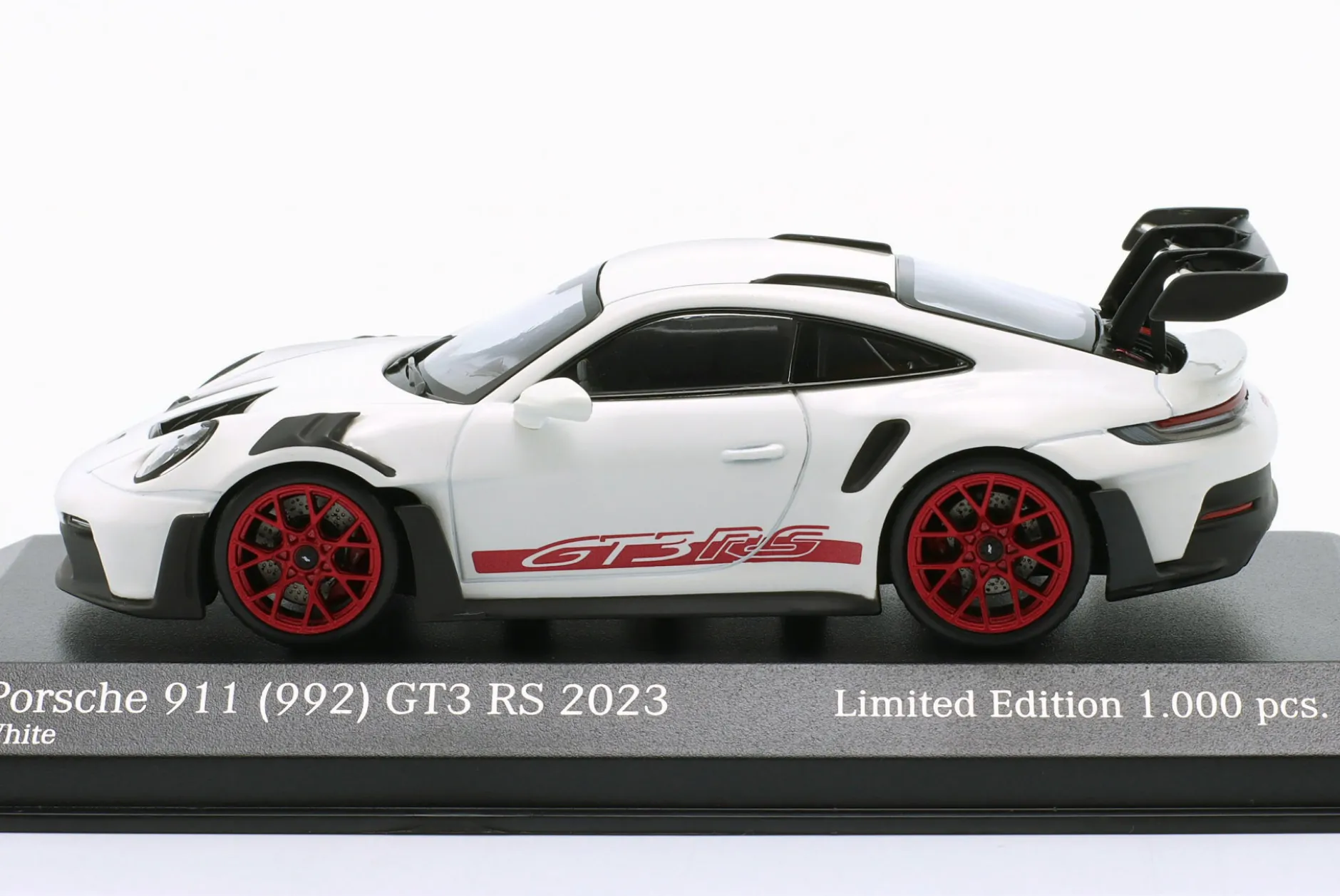 Porsche 911 (992) GT3 RS 2023 weiß / rote Felgen & Dekor 1:43 Minichamps