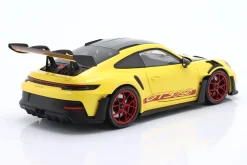 Porsche 911 (992) GT3 RS Weissach-Paket 2024 gelb / rote Felgen 1:18 Minichamps