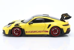 Porsche 911 (992) GT3 RS Weissach-Paket 2024 gelb / rote Felgen 1:18 Minichamps