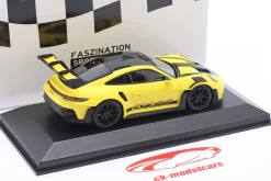 Porsche 911 (992) GT3 RS Weissach-Paket 2023 gelb / schwarze Felgen 1:43 Minichamps