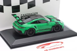 Porsche 911 (992) GT3 RS Weissach-Paket 2023 grün / schwarz 1:43 Minichamps