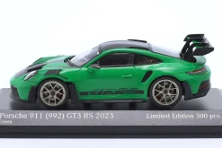 Porsche 911 (992) GT3 RS Weissach-Paket 2023 grün / goldene Felgen 1:43 Minichamps