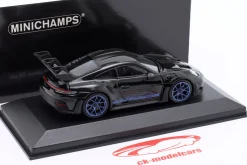 Porsche 911 (992) GT3 RS Weissach Paket 2024 schwarz / blaue Felgen 1:43 Minichamps