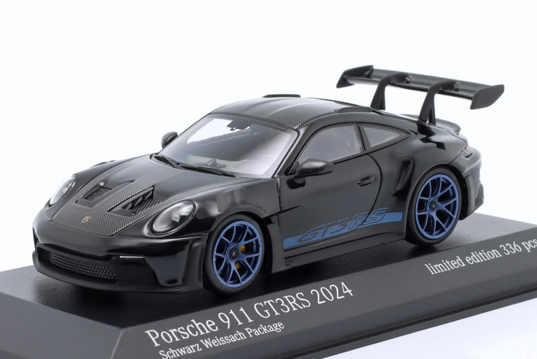 Porsche 911 (992) GT3 RS Weissach Paket 2024 schwarz / blaue Felgen 1:43 Minichamps