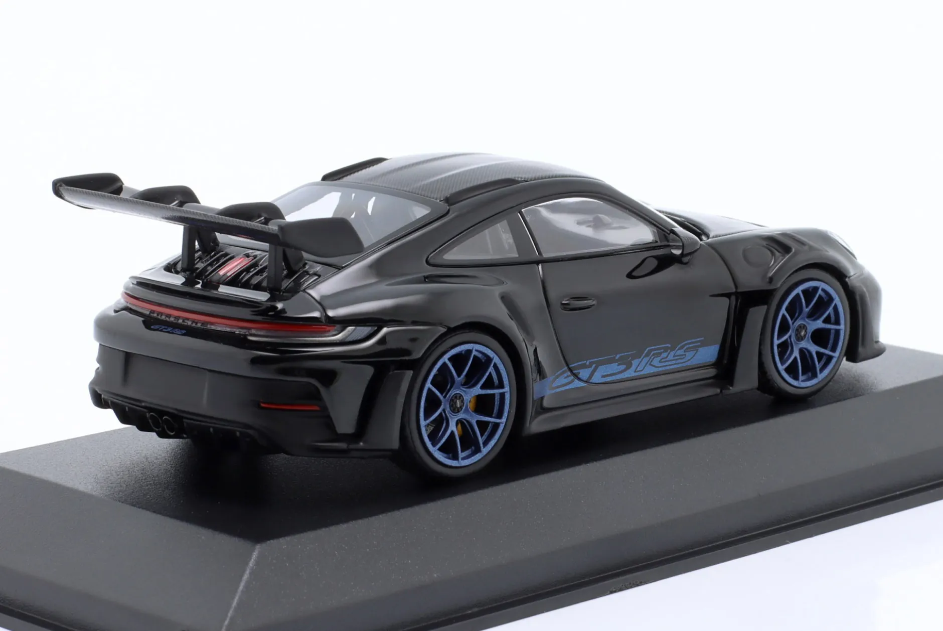 Porsche 911 (992) GT3 RS Weissach Paket 2024 schwarz / blaue Felgen 1:43 Minichamps