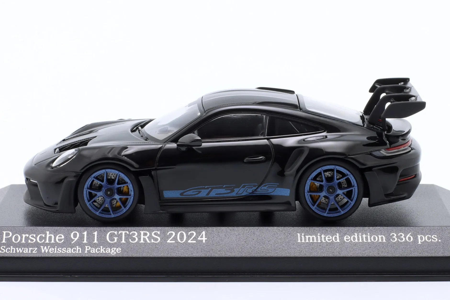 Porsche 911 (992) GT3 RS Weissach Paket 2024 schwarz / blaue Felgen 1:43 Minichamps