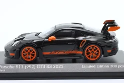 Porsche 911 (992) GT3 RS Weissach-Paket 2023 schwarz / orange 1:43 Minichamps