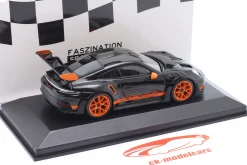Porsche 911 (992) GT3 RS Weissach-Paket 2023 schwarz / orange 1:43 Minichamps