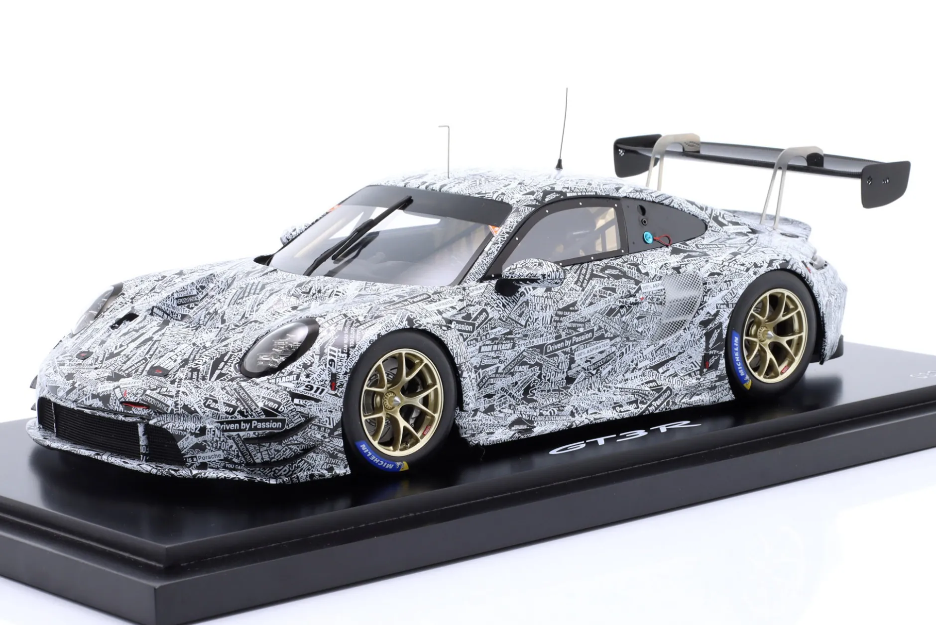 Porsche 911 (992) GT3 R Testcar Erlkönig weiß / schwarz 1:18 Spark