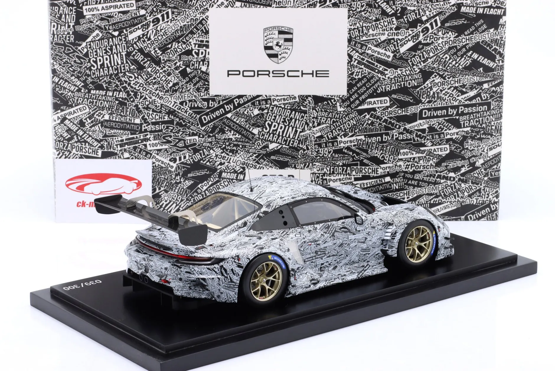 Porsche 911 (992) GT3 R Testcar Erlkönig weiß / schwarz 1:18 Spark