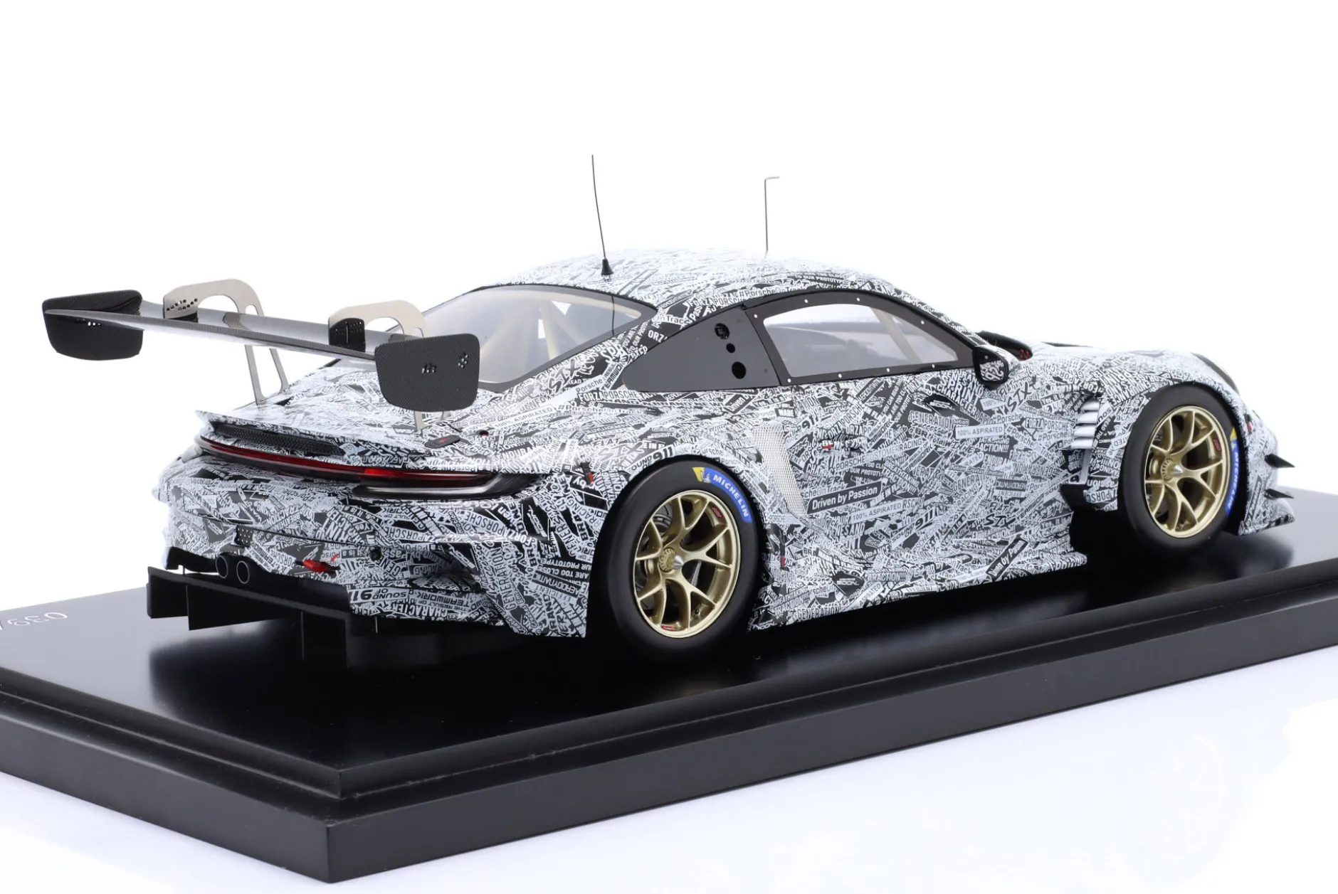 Porsche 911 (992) GT3 R Testcar Erlkönig weiß / schwarz 1:18 Spark