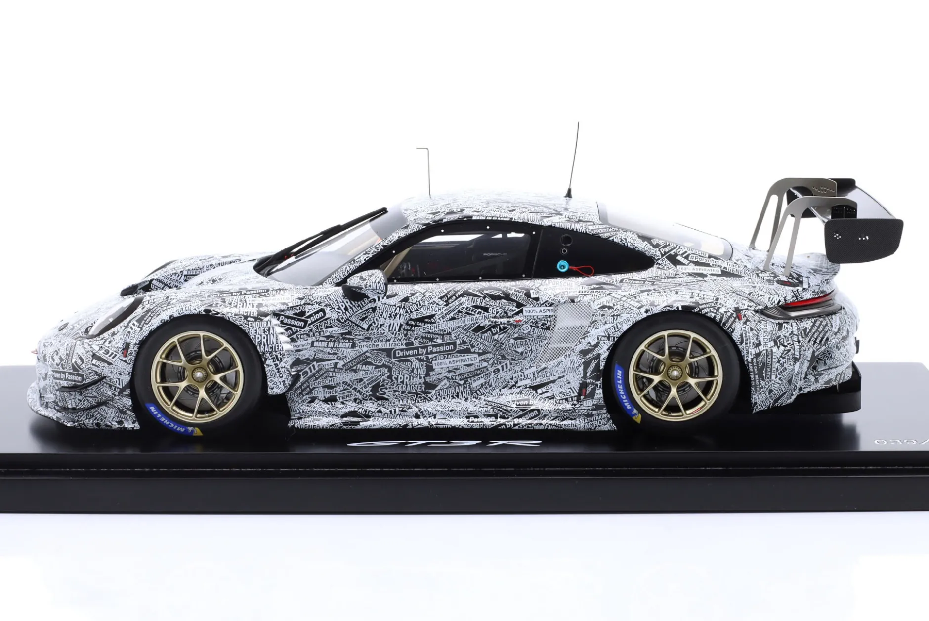 Porsche 911 (992) GT3 R Testcar Erlkönig weiß / schwarz 1:18 Spark