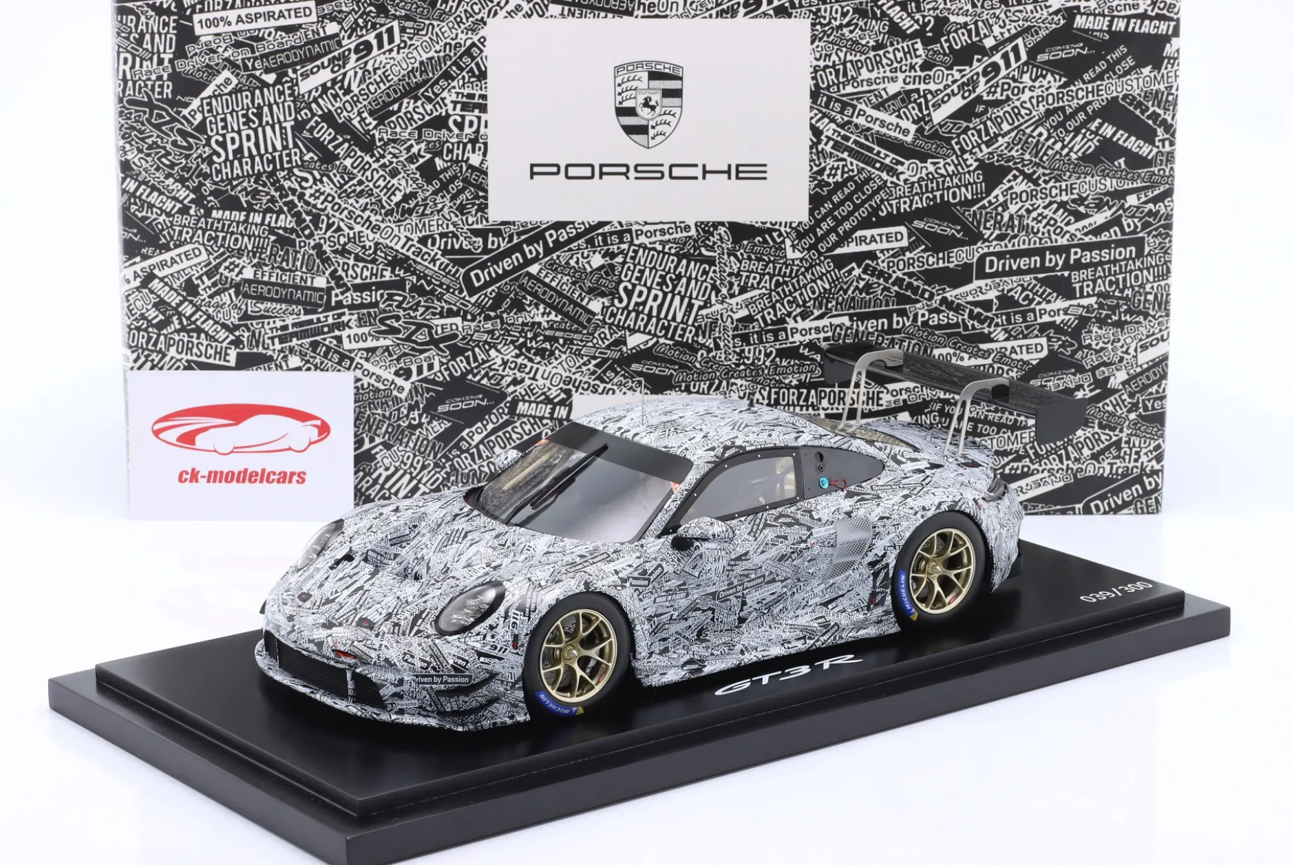 Porsche 911 (992) GT3 R Testcar Erlkönig weiß / schwarz 1:18 Spark