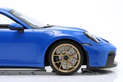 Porsche 911 (992) GT3 2021 sharkblue / goldene Felgen 1:18 Minichamps