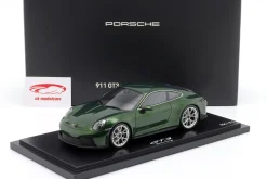 Porsche 911 (992.2) GT3 Touring Baujahr 2025 oakgrün metallic 1:18 Spark