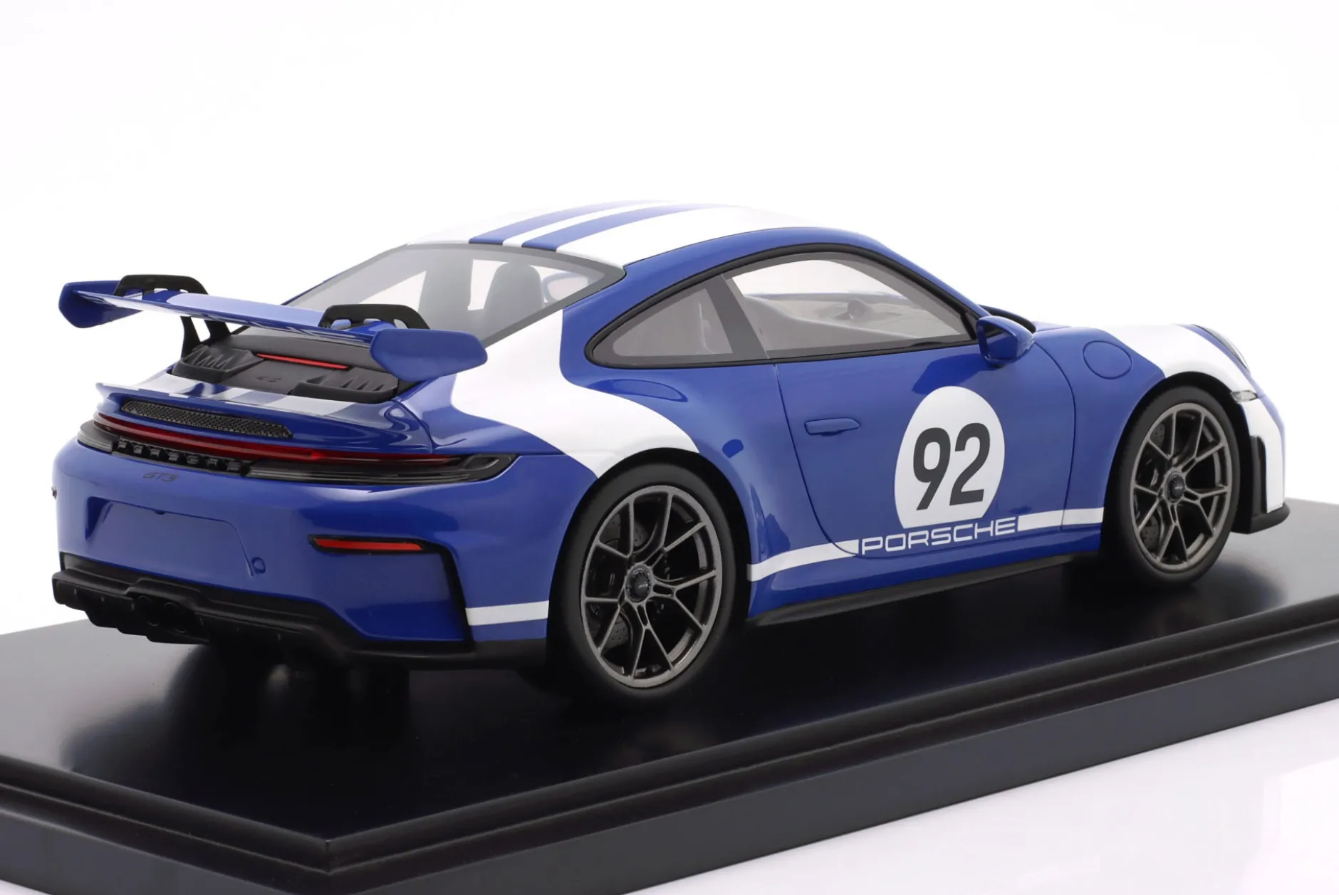 Porsche 911 (992.2) GT3 Velocity Design #92 blau / weiß 1:18 Spark