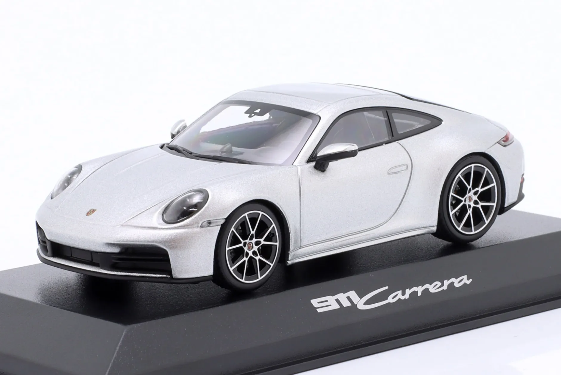 Porsche 911 (992 II) Carrera Coupe 2024 GT-silbermetallic 1:43 Minichamps